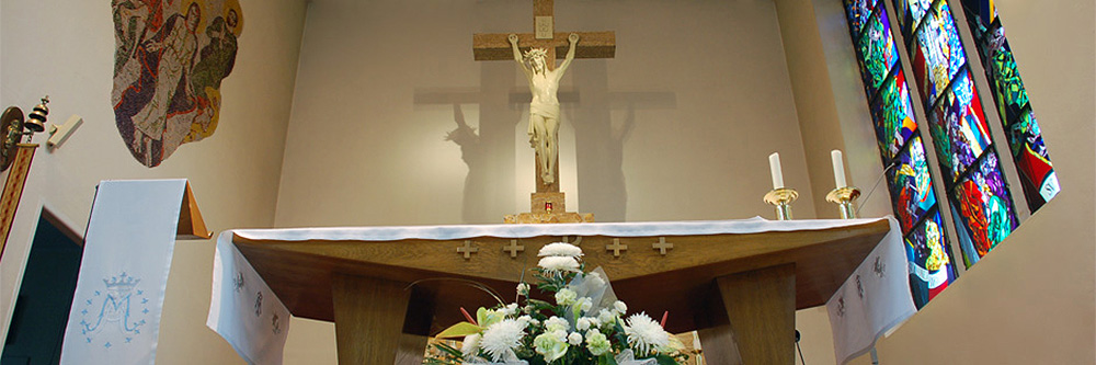 Obetný stôl s pohľadom na kríž